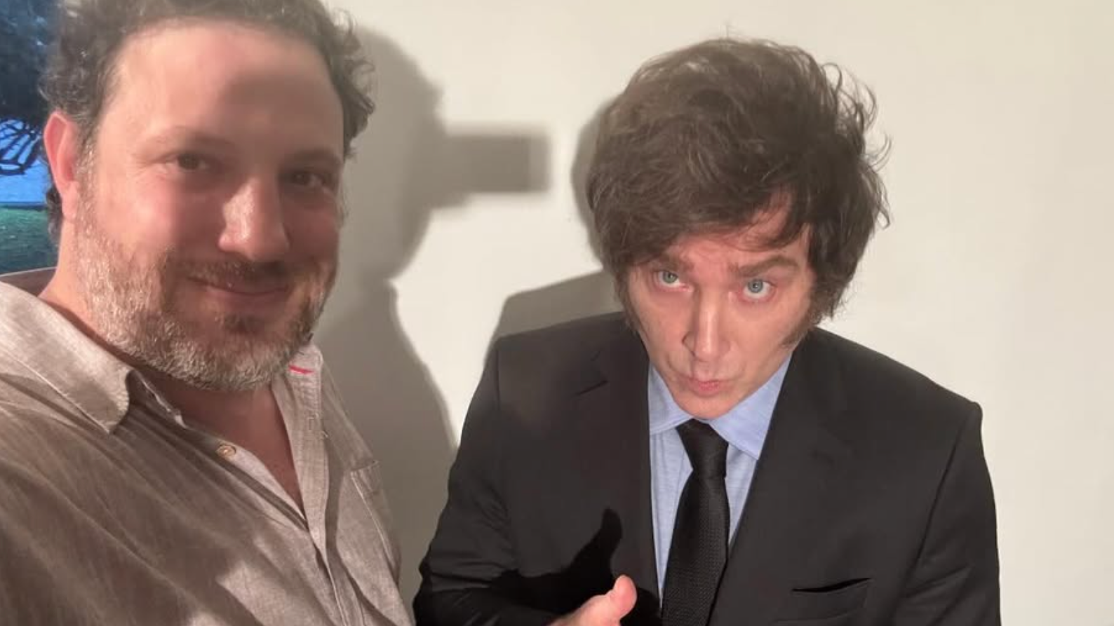 A la izquierda el cineasta Santiago Oría, a la derecha el presidente de Argentina, Javier Milei. 