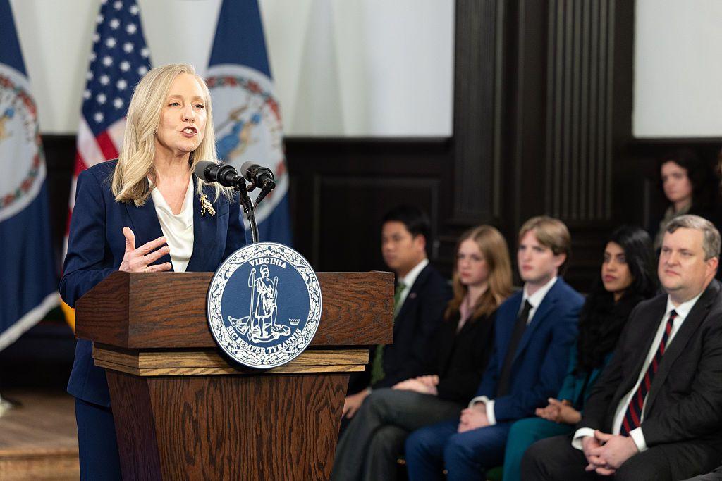 La gobernadora de Virginia al momento de dar su respuesta al discurso de Trump.
