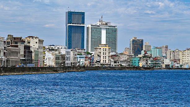 Vista de la costa de La Habana con hoteles del grupo Iberostar y Meliá en el fondo