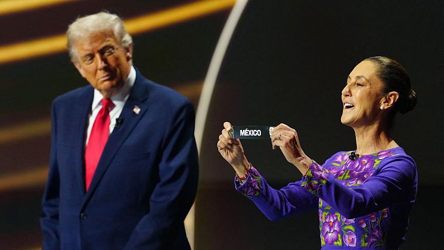 Donald Trump mira a Claudia Sheinbaum mostrar un cintillo que dice México en el sorteo de la Copa del Mundo 2026