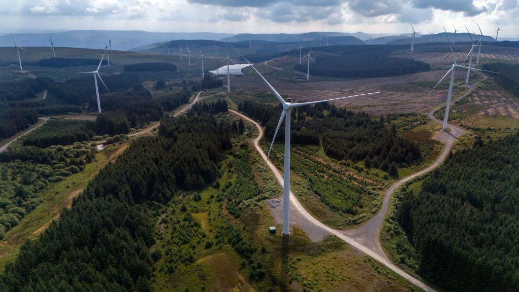 Turbinas eólicas marcam a paisagem de um parque de energia em Treorchy, no País de Gales.