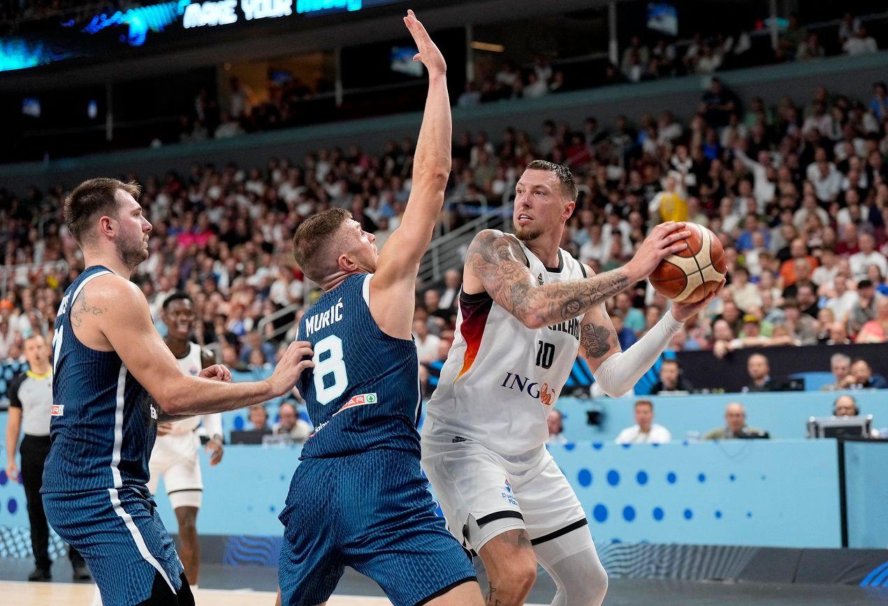 Danijel Tajs u duelu sa Edom Murićem, koji je večeras odigrao 100 utakmicu za reprezentaciju Slovenije