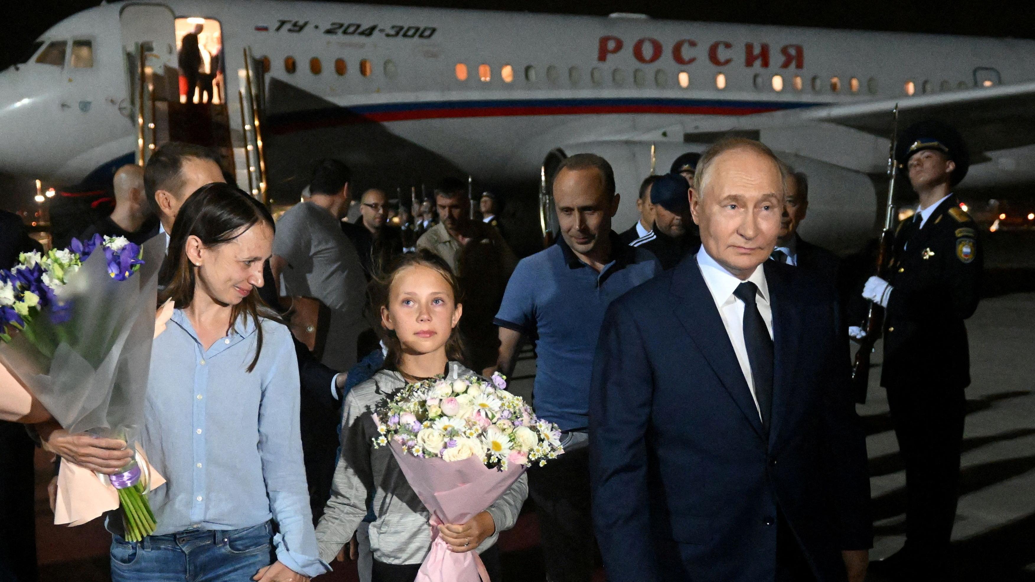 Lažni Brazilac i ruska špijunaža 4 Predsednik Rusije Vladimir Putin dočekao je ruske tajne agente - Artjoma Dulceva i Anu Dulcevu, i njihovu decu u Moskvi