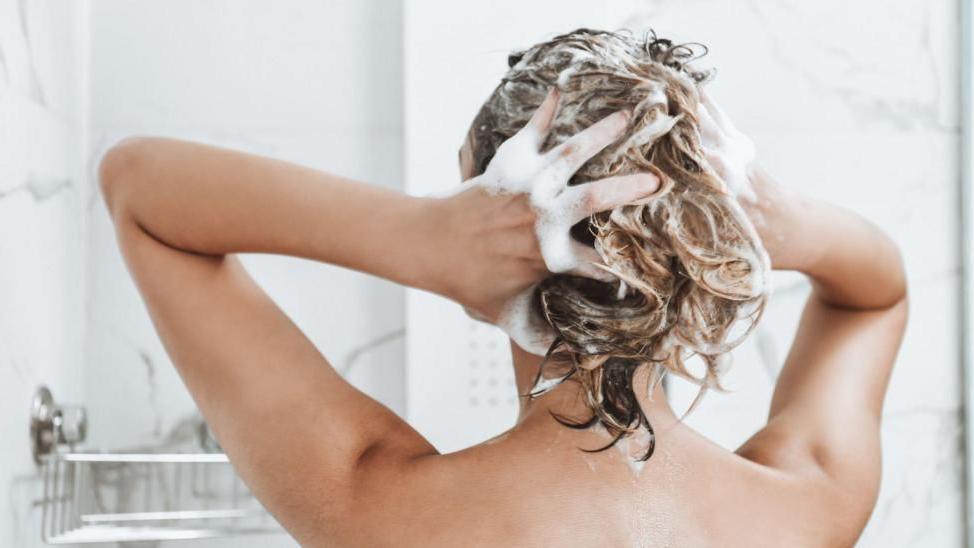 Mujer lavándose la cabeza