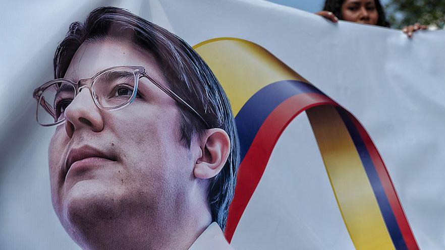 Pancarta en apoyo a la recuperación de Miguel Uribe Turbay durante una marcha en junio en Bogotá.