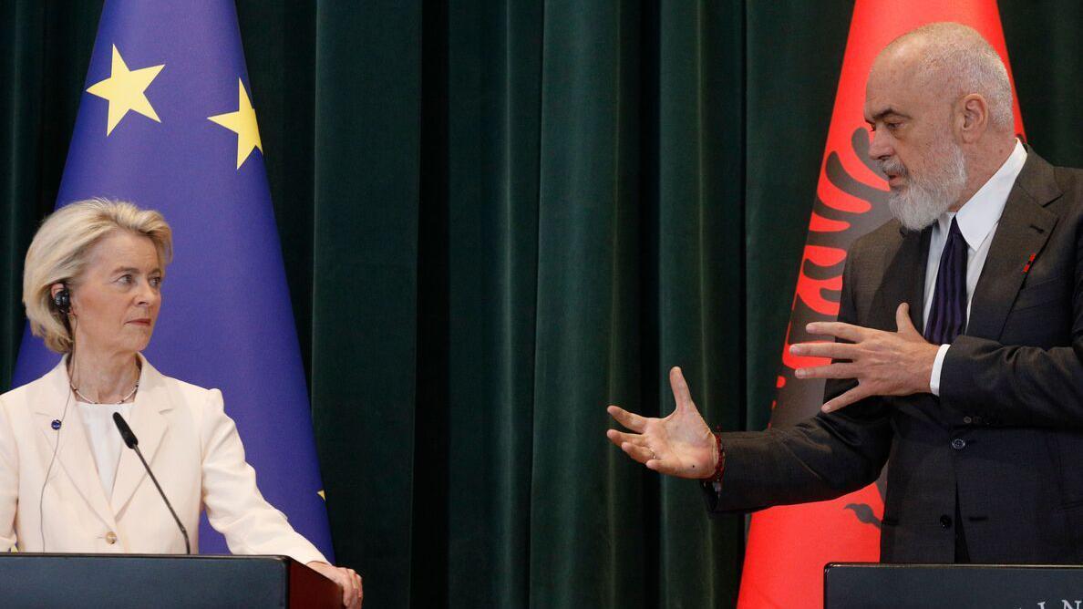 Ursula fon der Lajen (levo) i Edi Rama (desno)