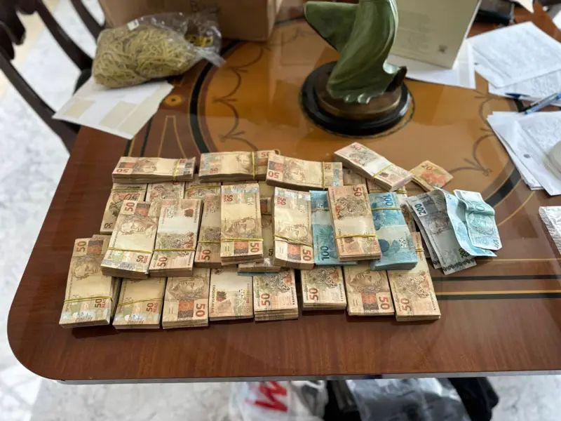 Foto de dinheiro apreendido durante megaoperação da Polícia Federal e outros órgãos 