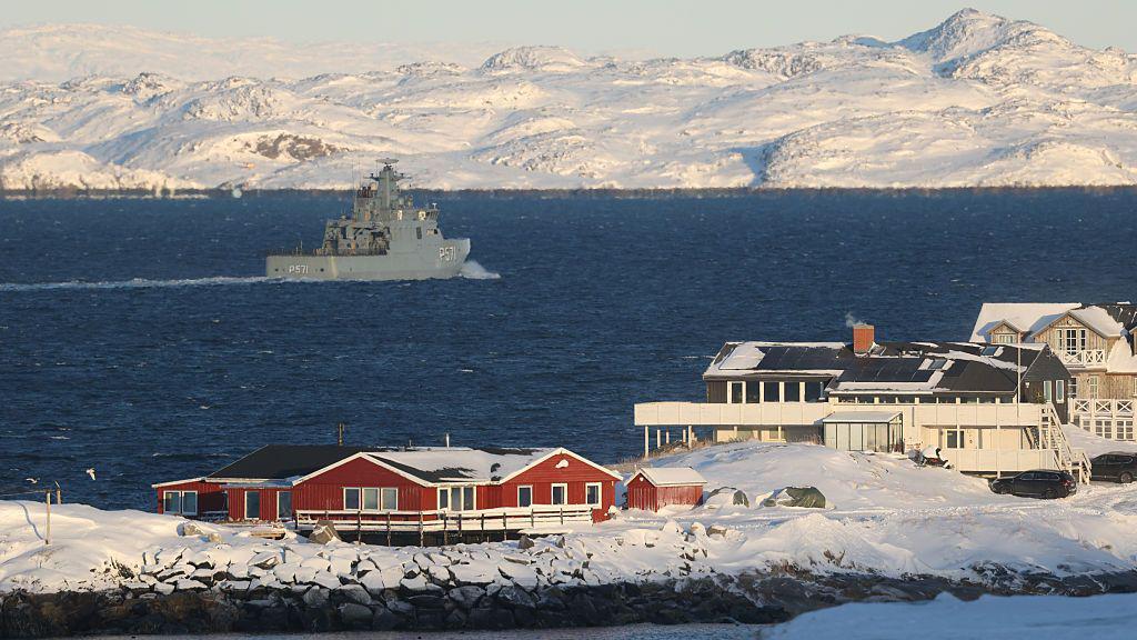 O navio HDMS Ejnar Mikkelsen da Marinha Dinamarquesa patrulha em 20 de janeiro de 2026 perto de Nuuk, na Groenlândia