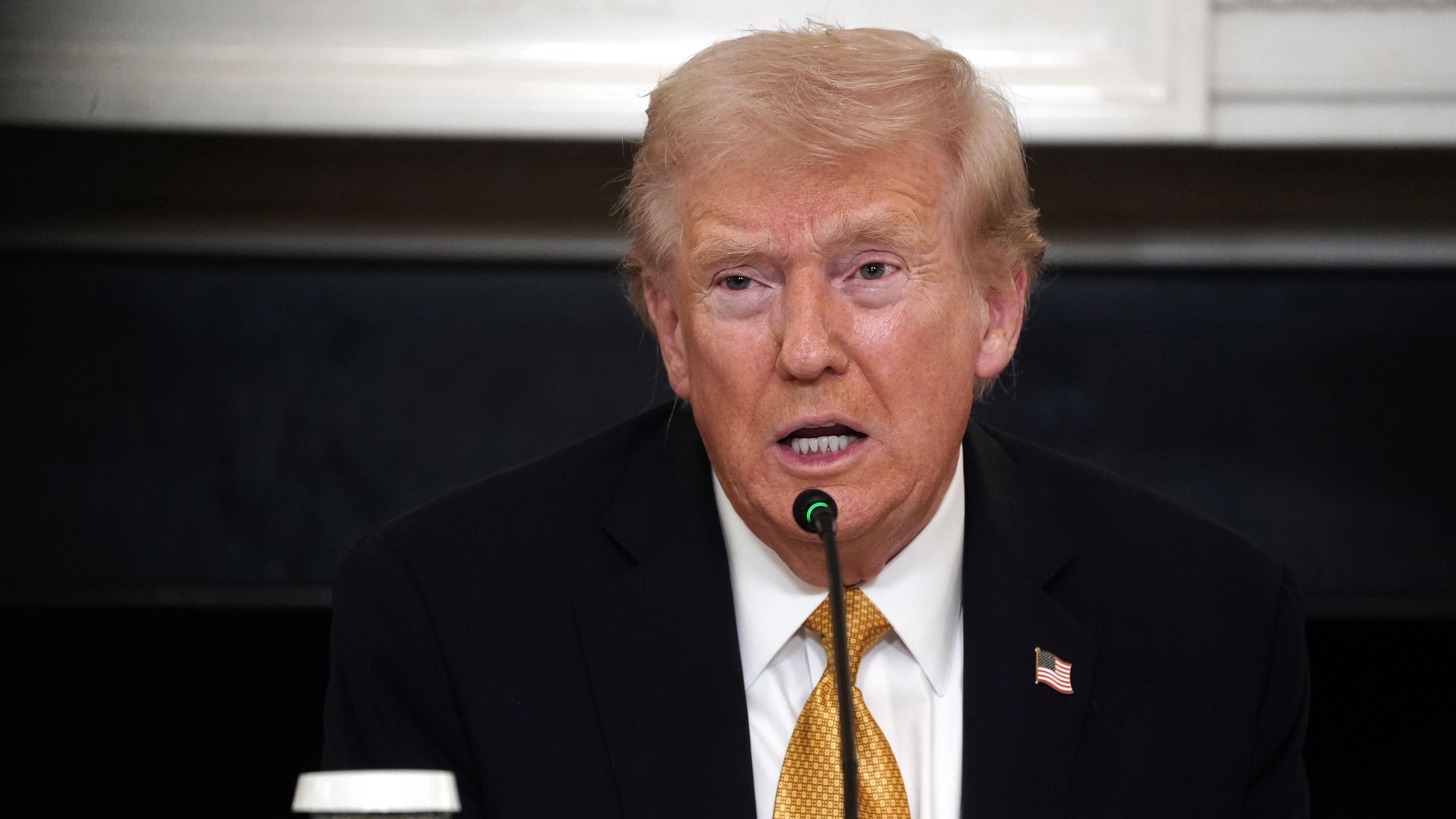 Donald Trump discursa em uma coletiva de imprensa em Washington DC.