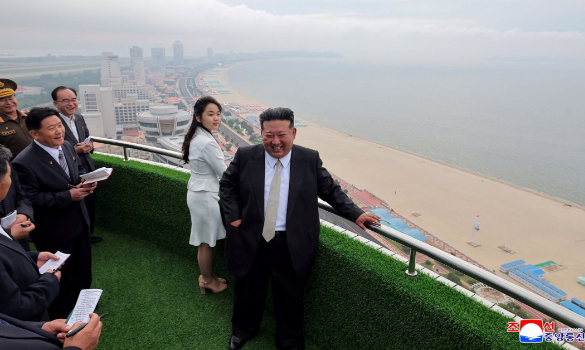 Kim en la inauguración del complejo.