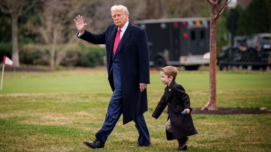El presidente estadounidense Donald Trump y X Æ A-Xii, hijo de Elon Musk, caminan por la Casa Blanca.