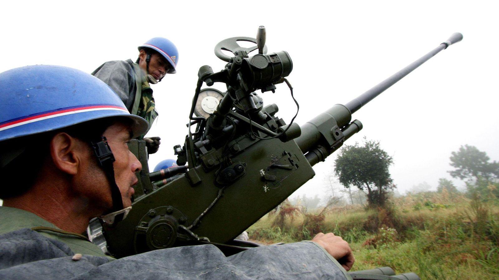 Funcion&aacute;rios do departamento meteorol&oacute;gico chin&ecirc;s se preparam para disparar proj&eacute;teis de artilharia para semeadura de nuvens em Yongchuan, em 2009