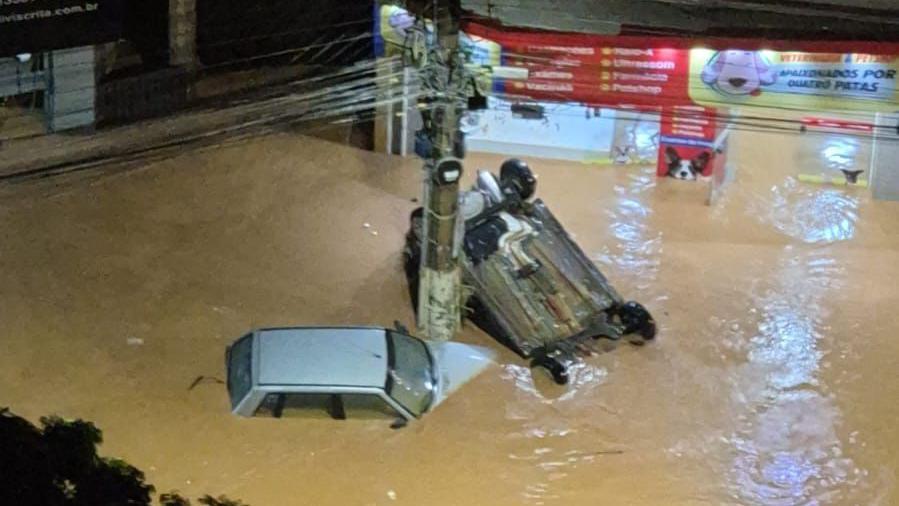 Ve&iacute;culos arrastados pela enchente em Ub&aacute;