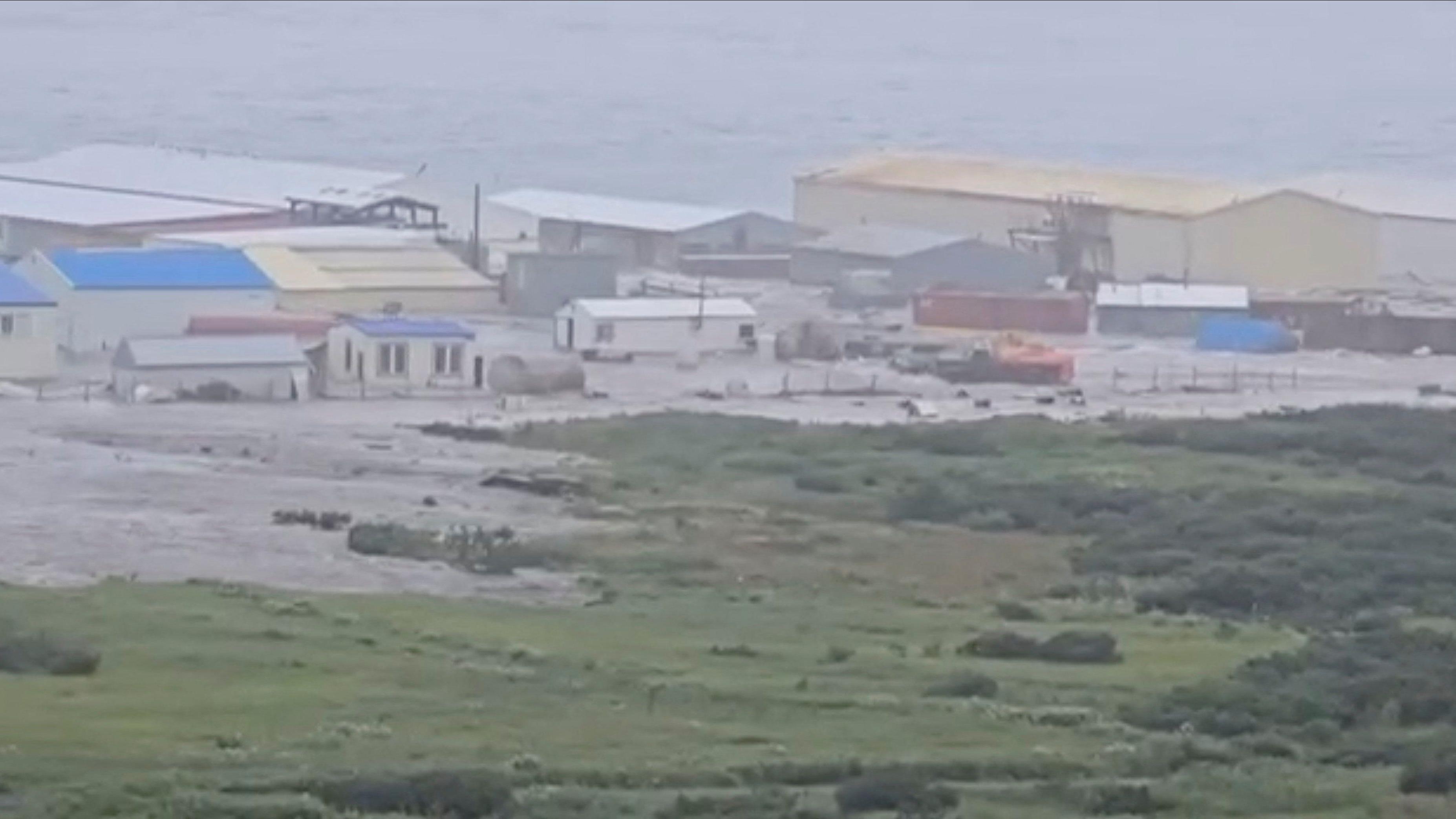 堪察加半島地震引發的海嘯衝擊薩哈林州北庫里爾斯克島一處岸邊建築物（30/7/2025）