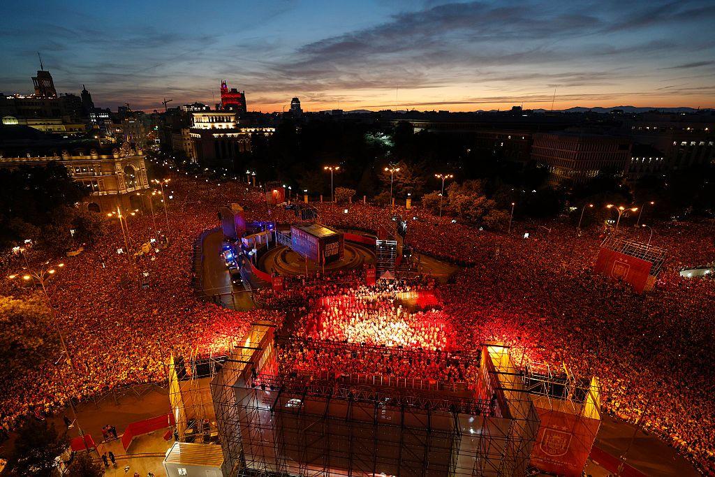 Una multitud durante el desfile del trofeo de la Copa Mundial de la FIFA 2026, el 20 de julio de 2026 en Madrid, España.