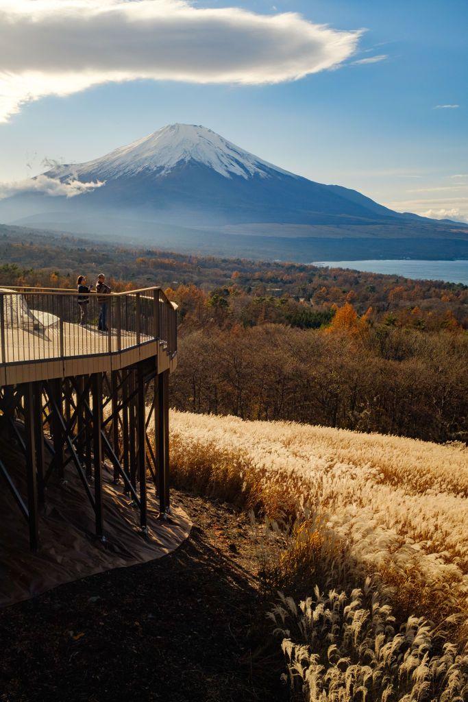 Una pareja ve el Monte Fuji y cerca unos bosques