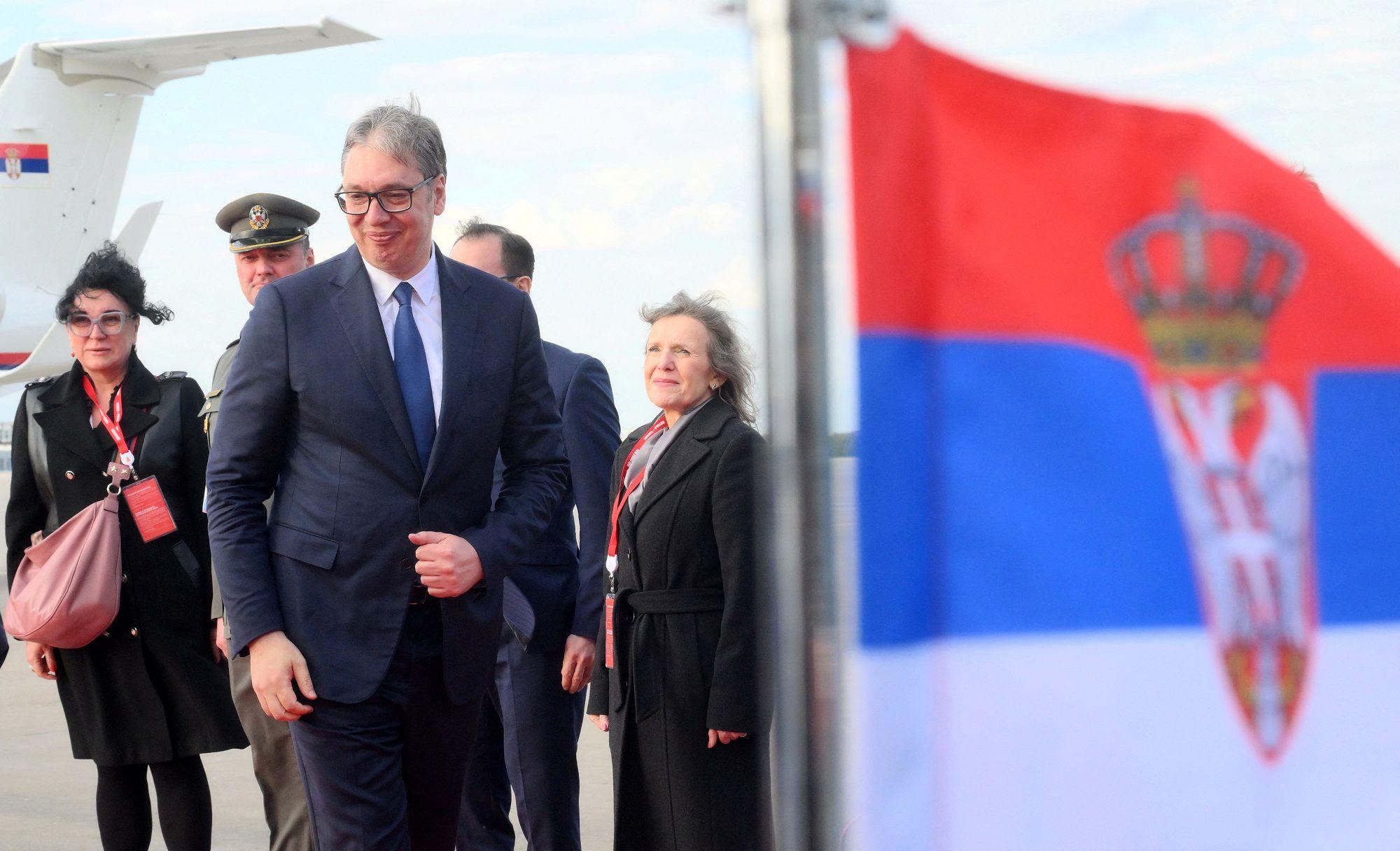 Predsednik Srbije u plavom odelu na aerodromu u Moskvi