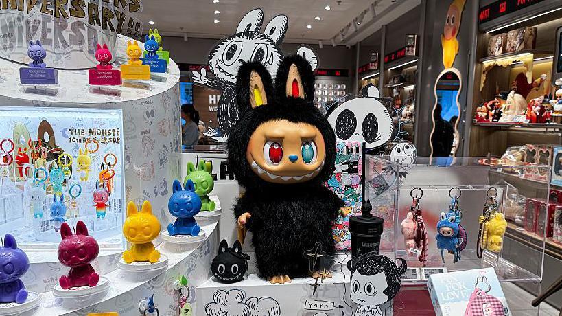 購物中心內一家泡泡瑪特門店的景象。