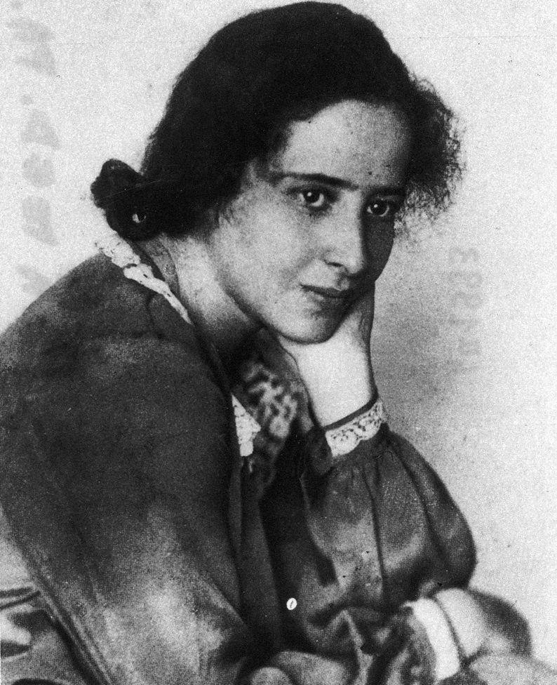 Retrato de Hannah Arendt, que lleva el cabello suelto y largo y posa con una mano tocando el rostro