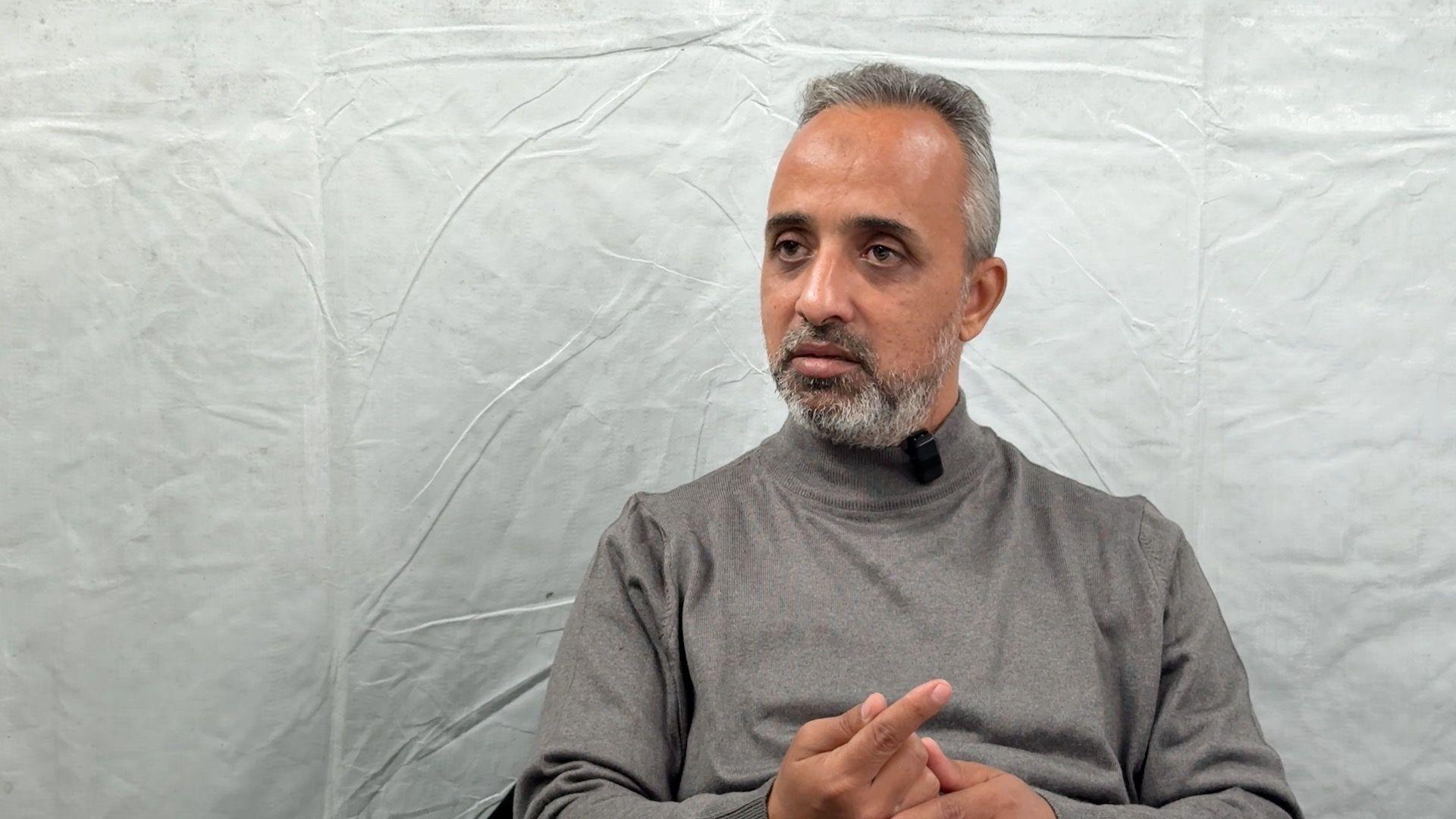 Mohammed Saeed Schheiber, con un jersey gris. 
