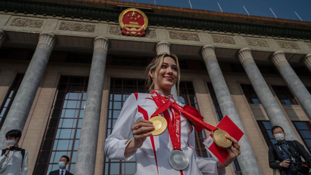 谷愛凌掛上北京冬奧會的獎牌站在人民大會堂前