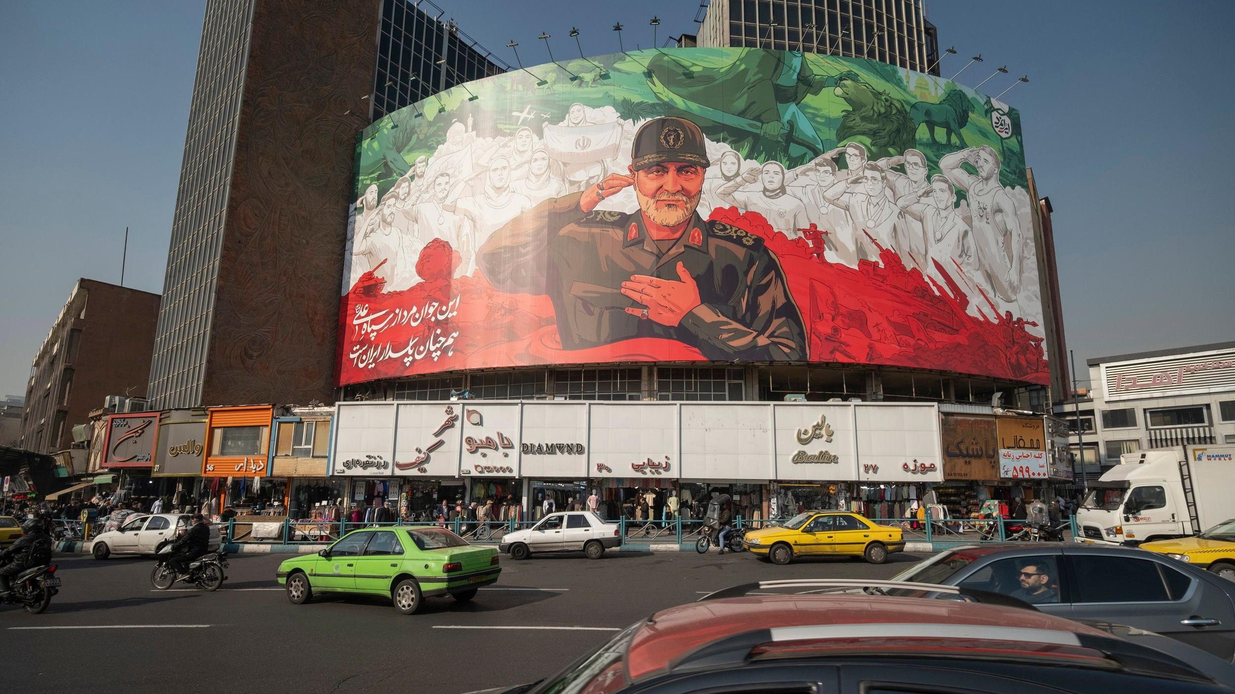 في السادس من يناير/كانون الثاني 2026، عُلّقت لوحة إعلانية تحمل صوراً رمزية للقائد السابق لفيلق القدس التابع للحرس الثوري الإسلامي، اللواء قاسم سليماني، ورياضيين إيرانيين، على مبنى حكومي في وسط طهران، إيران. قُتل اللواء قاسم سليماني في غارة جوية أمريكية على مطار بغداد الدولي عام 2020.