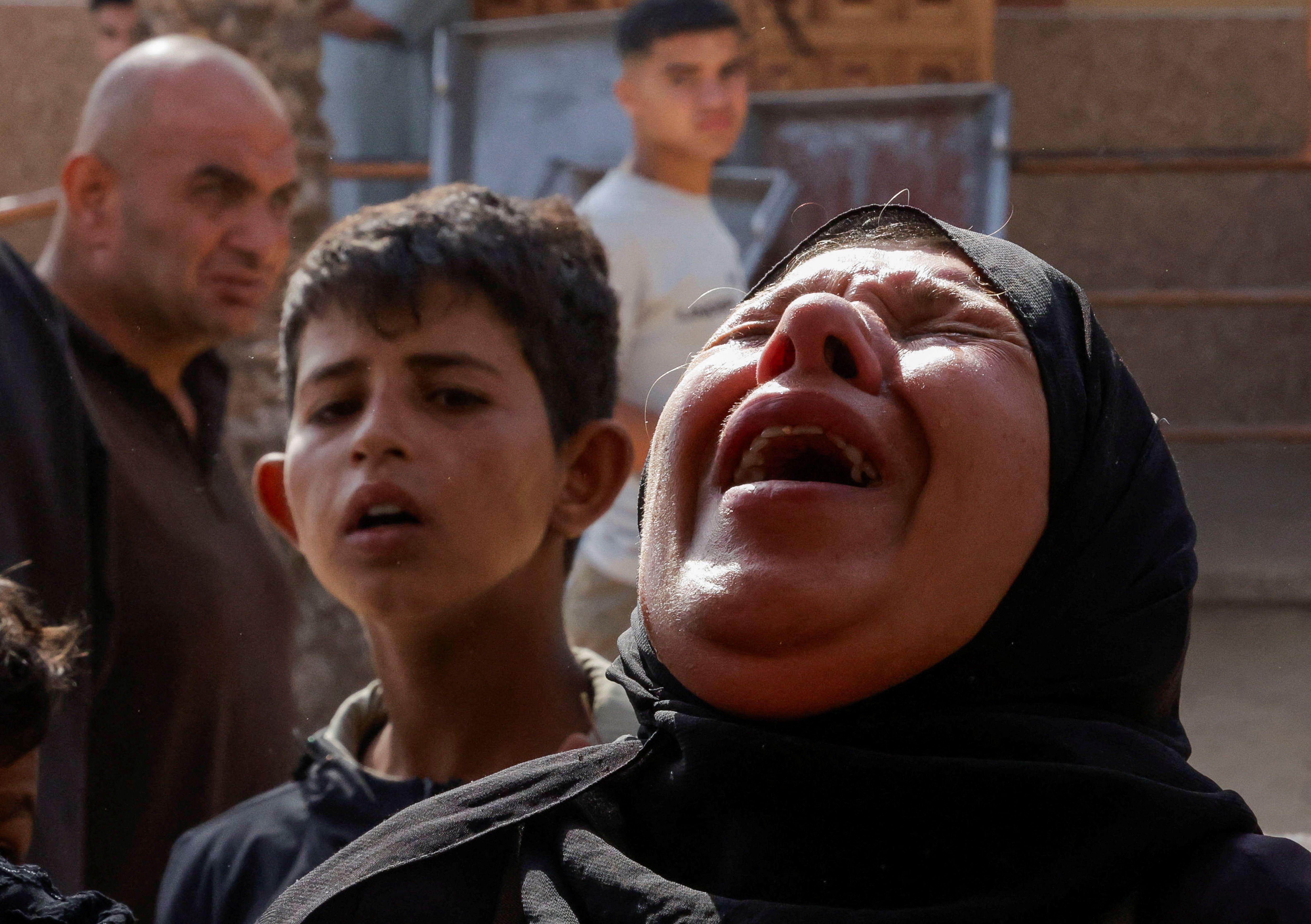 امرأة تبكي بحرقة خلال تشييع فلسطينيين قُتلوا في غارات إسرائيلية في خان يونس، في 3 مايو/أيار 2025