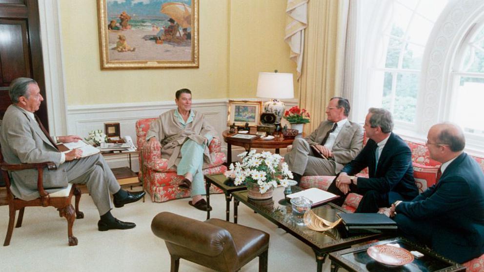 صورة تعود ليوليو من عام 1985 للرئيس الأمريكي الراحل رونالد ريغان في المستشفى وعن يمينه نائبه جورج بوش الأب وعن يساره دون ريغان رئيس هيئة موظفي البيت الأبيض بعد خضوع الرئيس لعملية جراحية لاستئصال السرطان