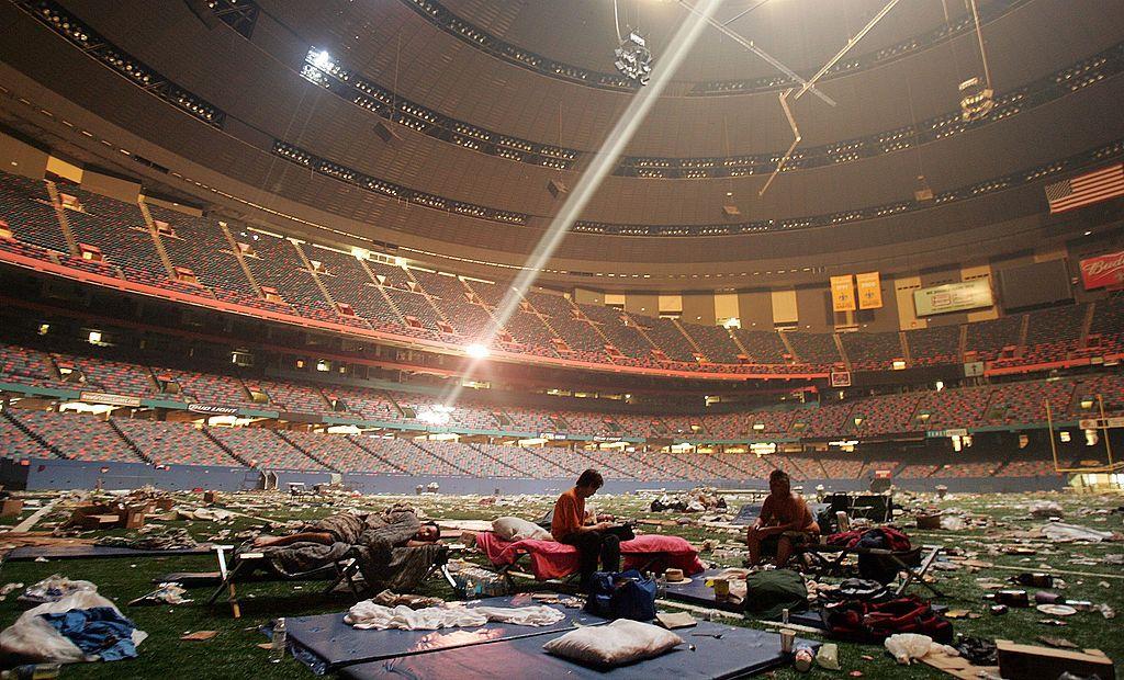 Damnificados por Katrina dentro del Superdome, el cual resultó afectado por el huracán.