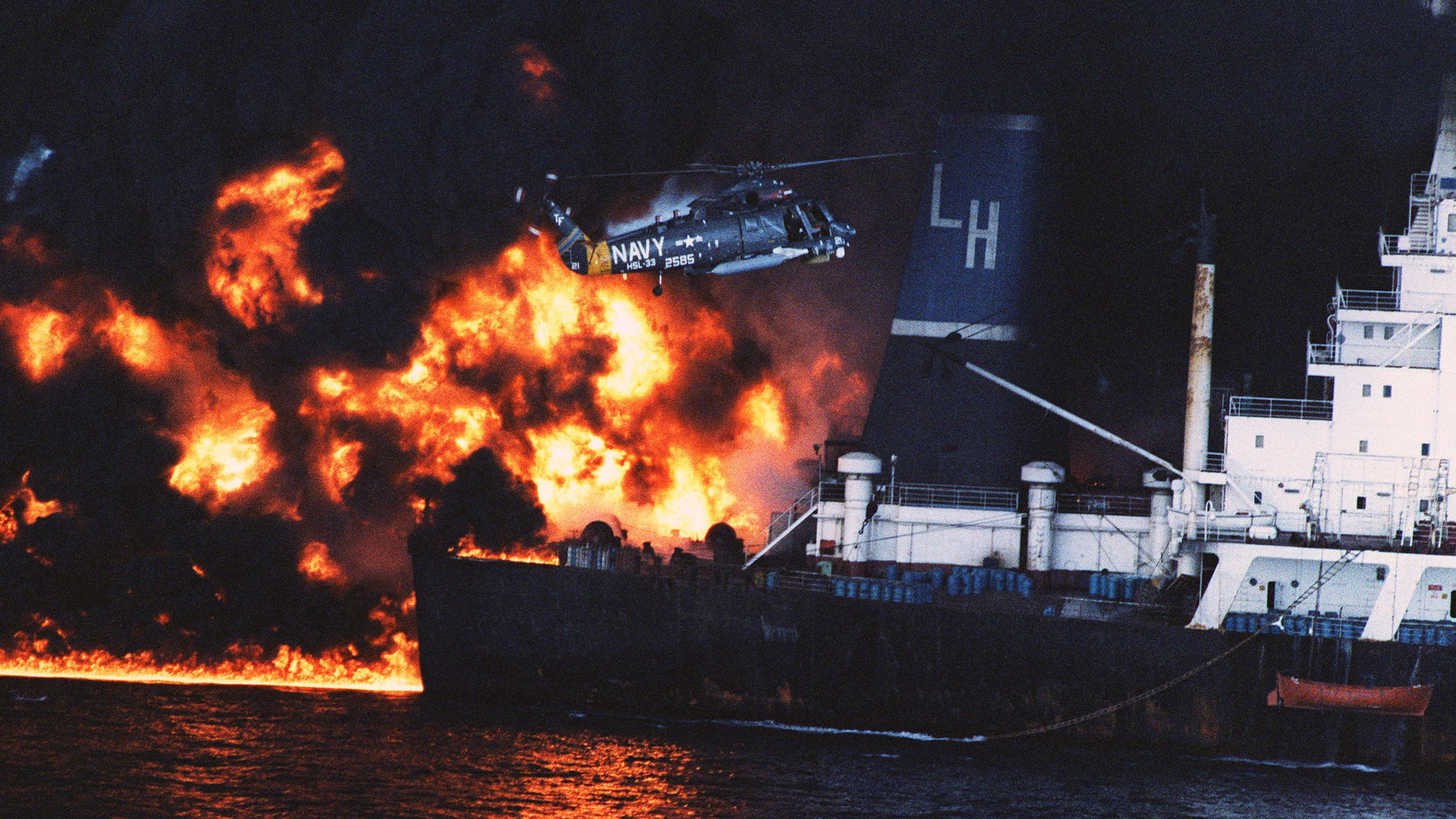 مروحية تابعة للبحرية الأمريكية من حاملة الطائرات يو إس إس تشاندلر تتجه لإنقاذ أفراد الطاقم على متن ناقلة النفط القبرصية بيفوت التي يبلغ وزنها 210 آلاف طن خلال الحرب الإيرانية العراقية التي دارت بين عامي 1980 و1988.
