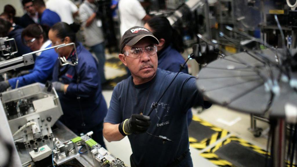 Varios obreros en una planta de manufacturas en México