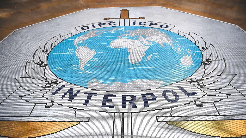 Un escudo de Interpol en colores blancos y azules.