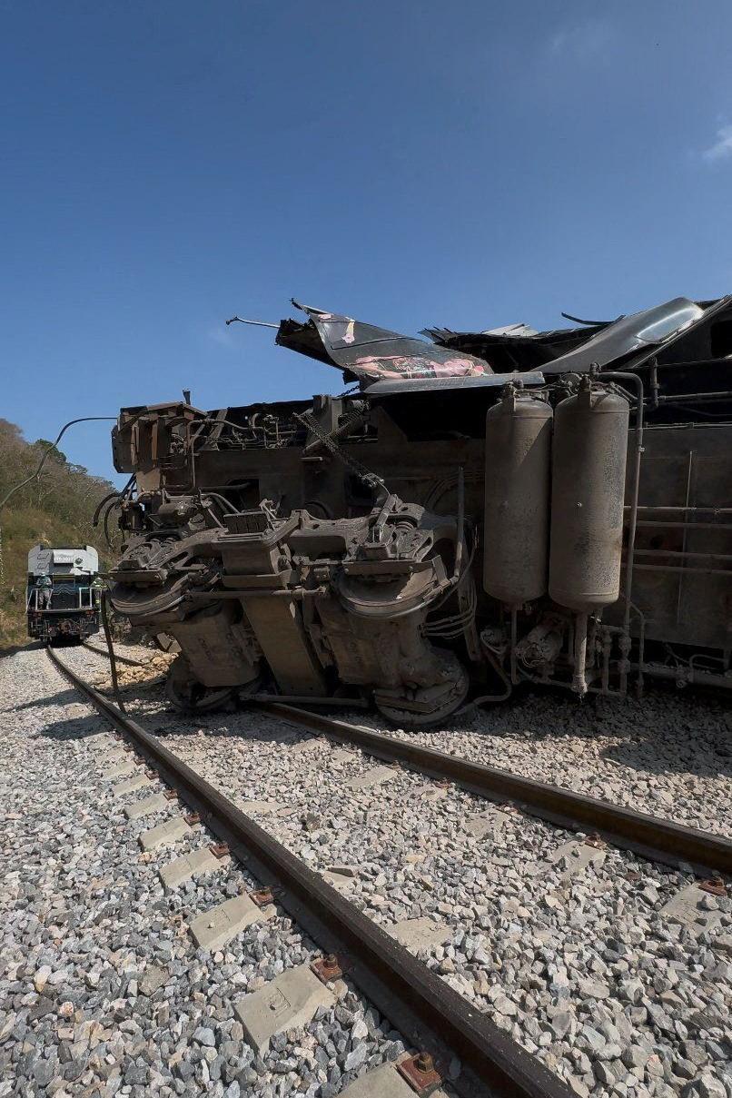 Uno de los vagones del tren volcado sobre la via. 