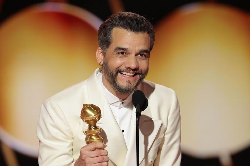 Wagner Moura com seu trof&eacute;u no Globo de Ouro 2026