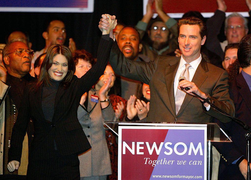 Newsom y su primera esposa, Kimberly Guilfoyle, tras ganar la alcaldía de San Francisco en 2004.