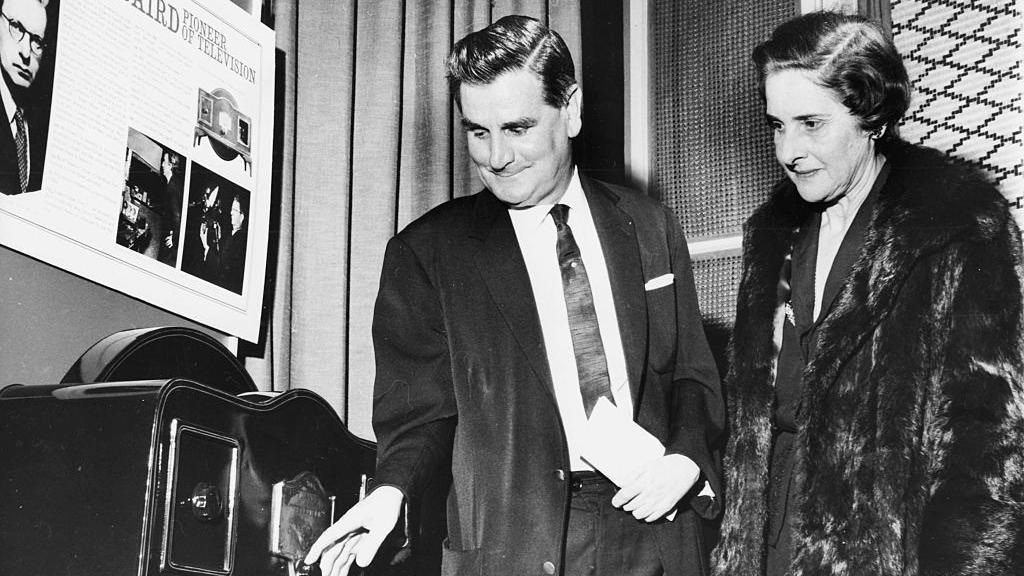 William Taynton junto a Margaret Baird, esposa del inventor. 