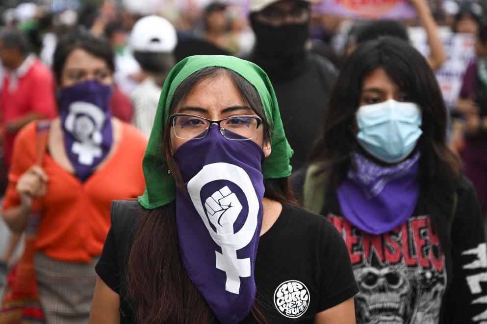 "اليوم العالمي للمرأة ليس فرصةً لجني الربح السريع من بيع القمصان والقبعات الوردية"