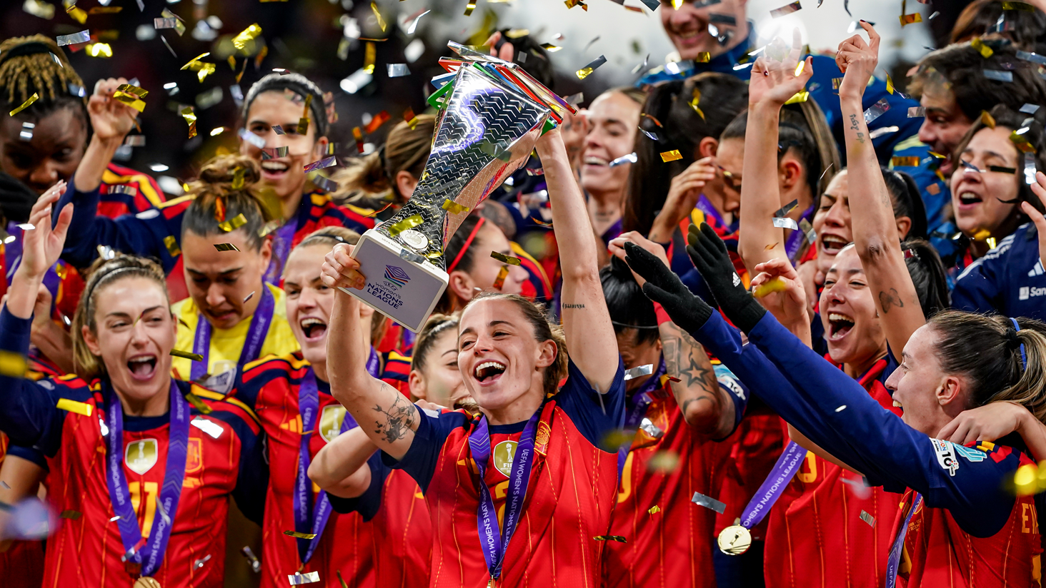 Ona Batlle levanta la copa plateada. La rodean sus compañeras que sonríen, levantan sus brazos y se abrazan, mientras caen papelillos. A todas les cuelgan las medallas

