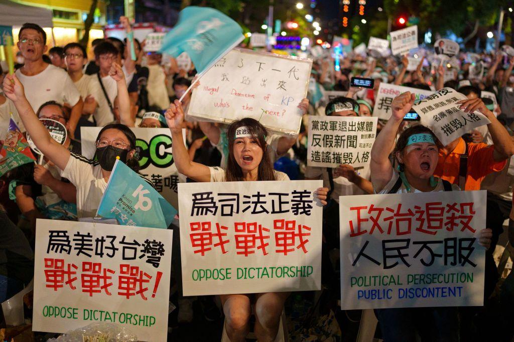 民眾黨支持者為柯文哲申冤。