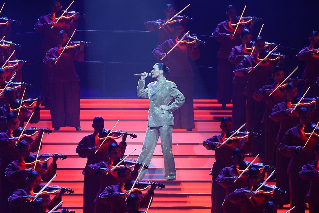 الفنانة الأميركية كاتي بيري تحيي عرض افتتاح حفل توزيع جوائز 