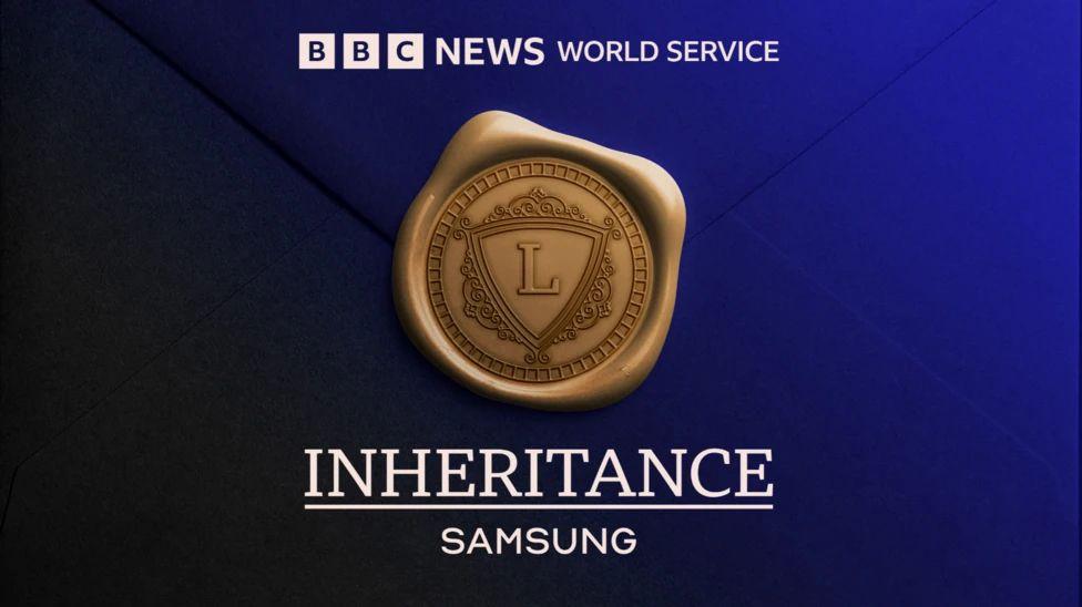 Imagen distintiva de la serie de la BBC con fondo azul profundo, un sello dorado en medio y las palabras "Inheritance" y Samsung debajo. 