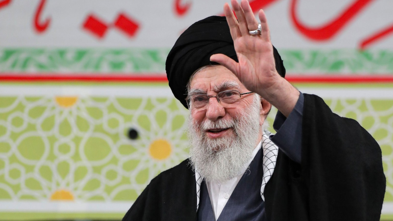 المرشد الأعلى الإيراني يلوح بيده 