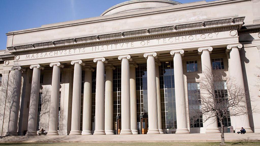 Entrada al Instituto de Tecnología de Massachusetts en Estados Unidos que tiene en su frontal unas columnas griegas.