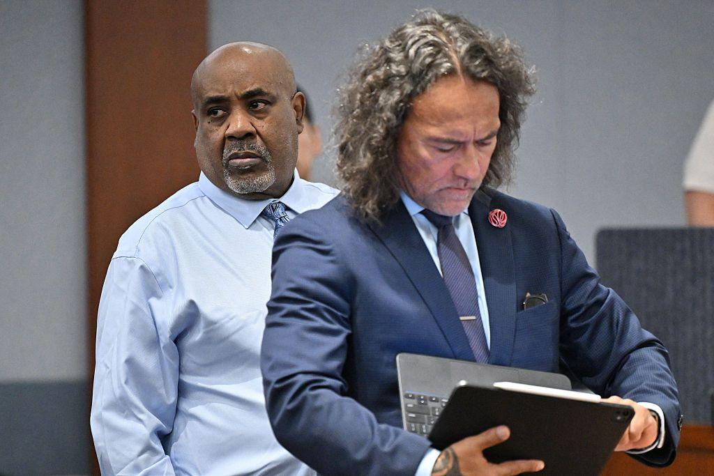 Davis, junto a su abogado, durante los testimonios iniciales del juicio en su contra.