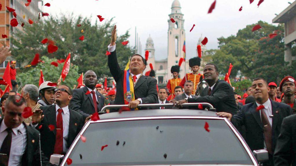 الرئيس الفنزويلي هوغو تشافيز يحيي أنصاره أثناء توجهه بسيارة مكشوفة إلى الكونغرس في كاراكاس، 2007