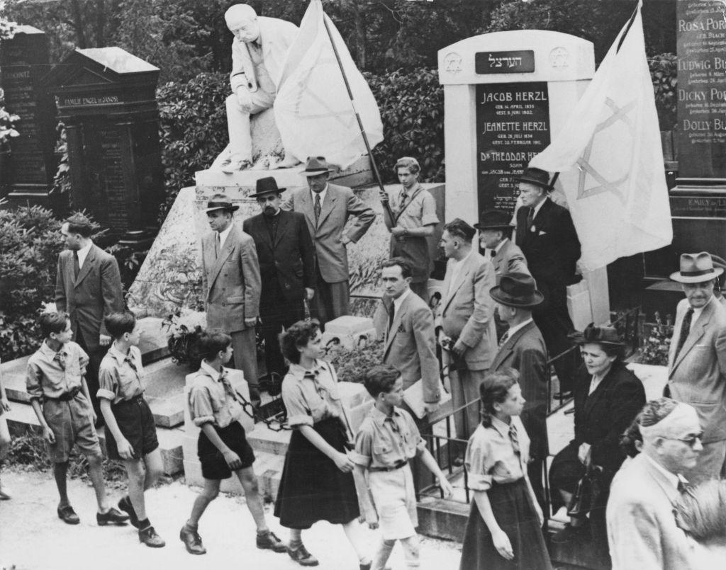 Crianças judias desfilam diante do túmulo de Theodor Herzl no Cemitério Döbling, em Viena, Áustria, em julho de 1949. Os restos mortais de Herzl foram transferidos para Jerusalém no fim daquele ano
