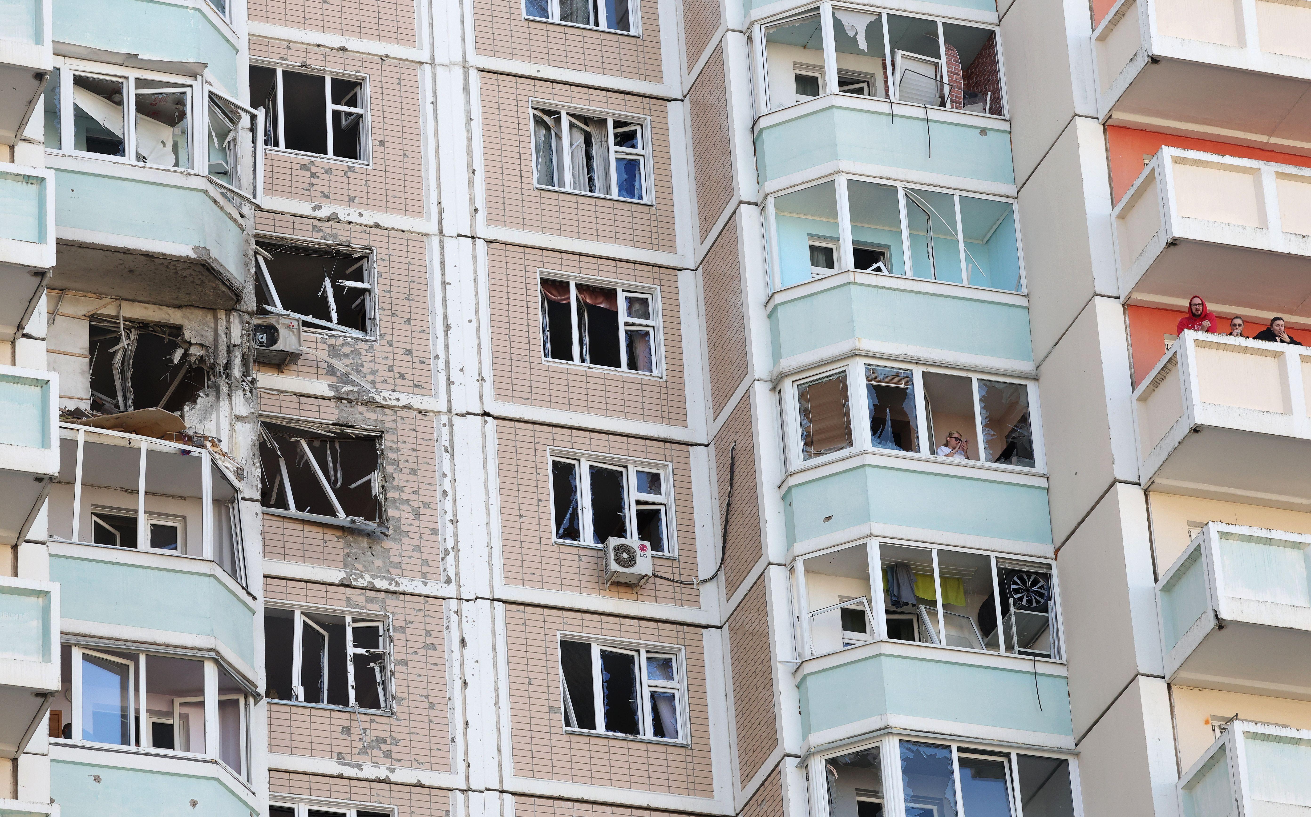 Las consecuencias de un ataque con drones contra un edificio residencial en Moscú.