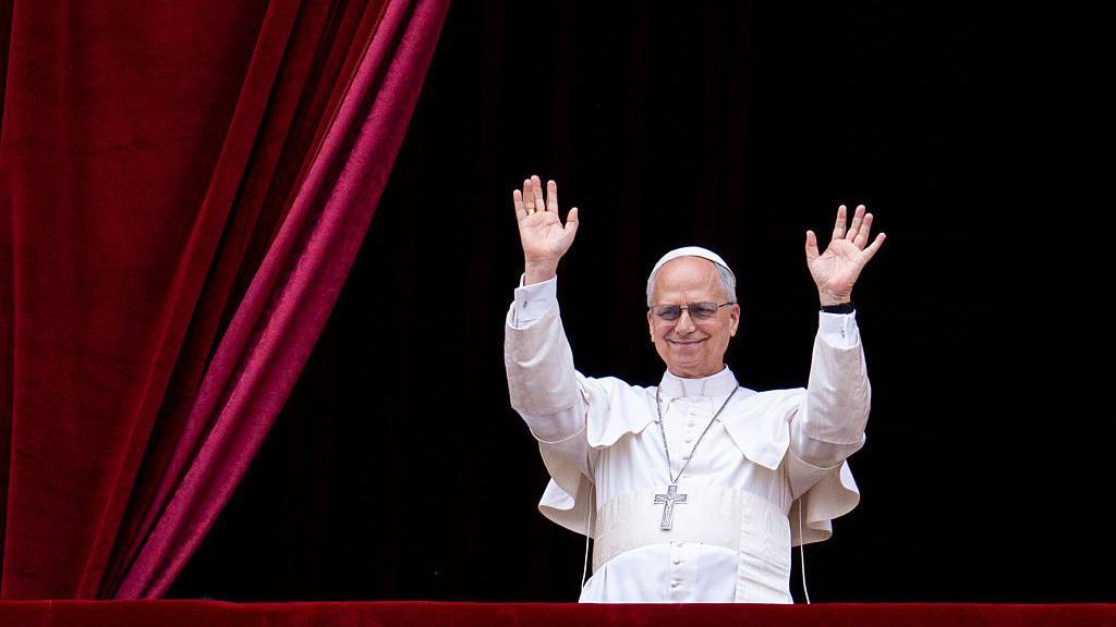 El papa León XIV en su primer discurso dominical en la Plaza San Pedro