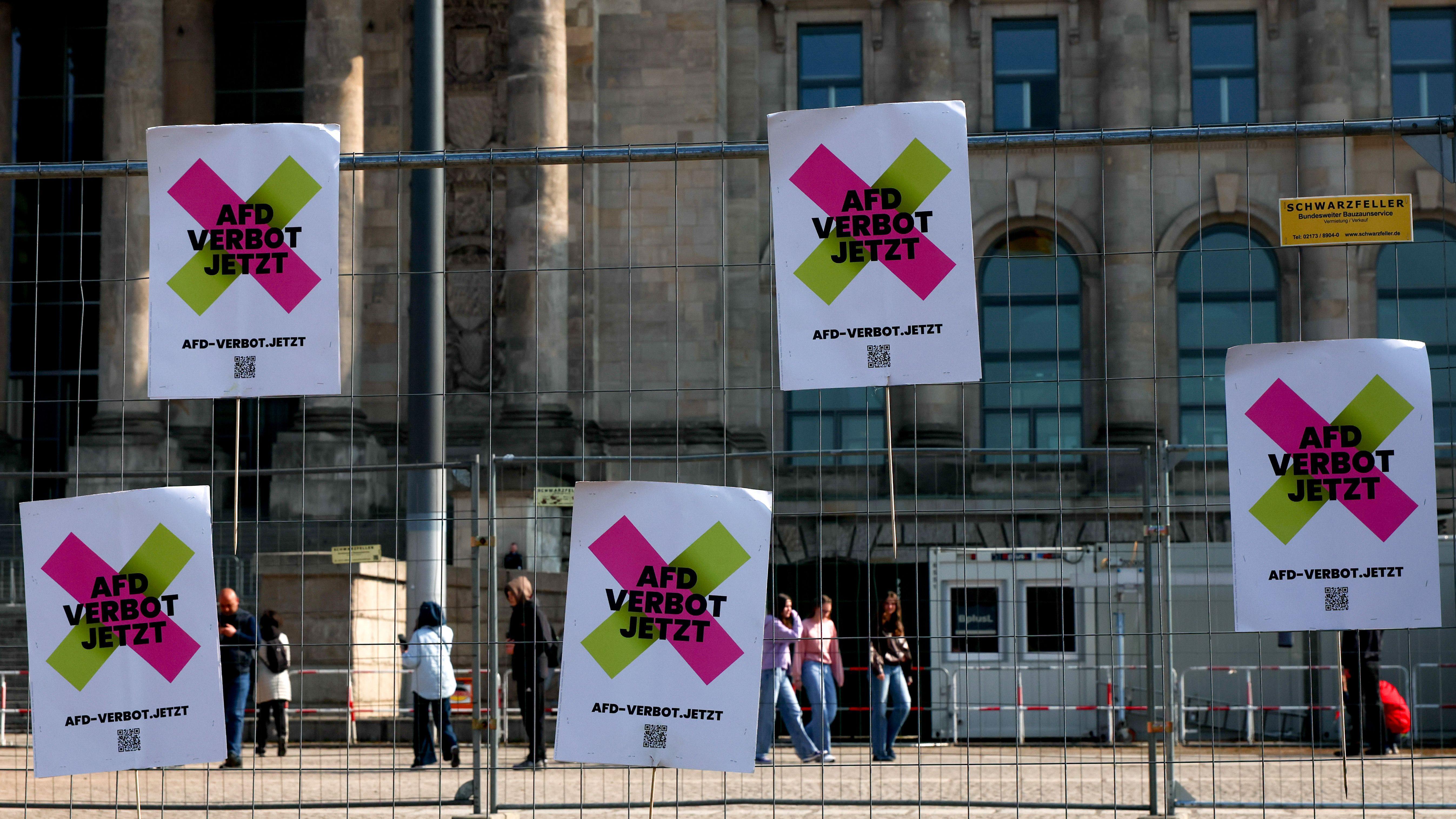 Carteles pidiendo la prohibición del partido AfD a las afueras del Bundestag en Berlín en marzo de 2025