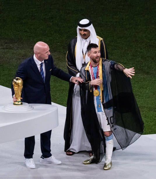 ارتدى ميسي البشت خلال مراسم تتويج الأرجنتين ببطولة كأس العالم الأخيرة في قطر عام 2022